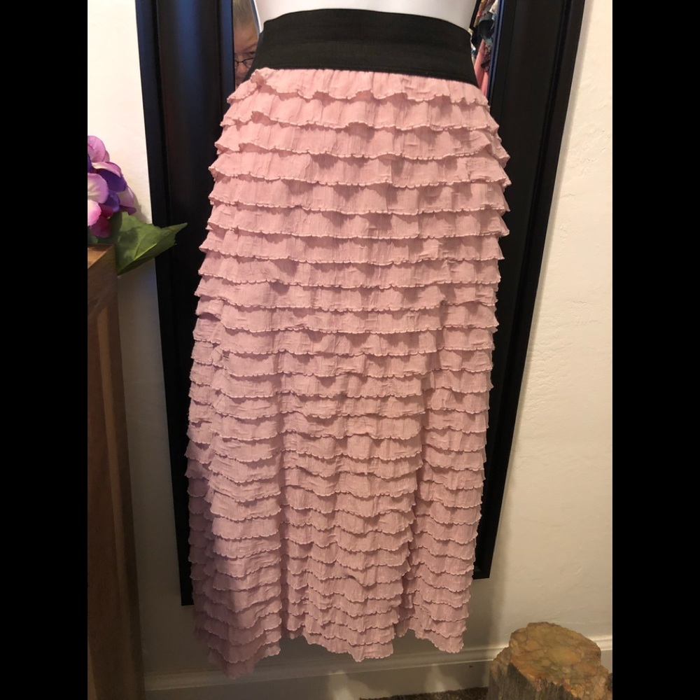 Lavish ruffle midi skirt . Size M . Dusty pink .